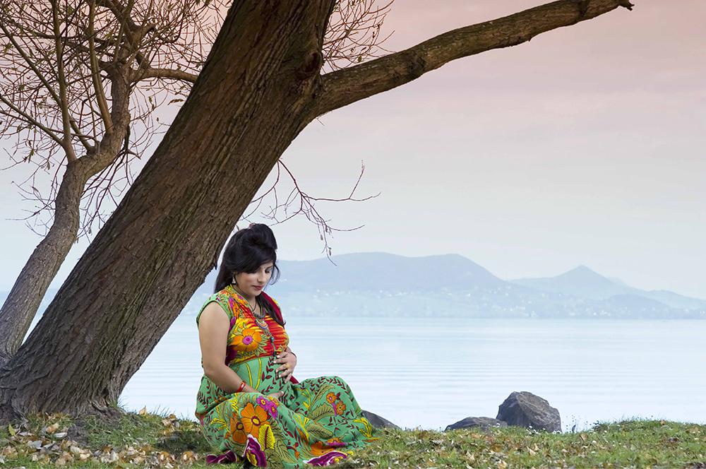 माँ बनने की खूबसूरत यात्रा का एक खास पल, जिसे इस Maternity Shoot में प्यार और खुशी के साथ कैद किया गया है। 👶💖