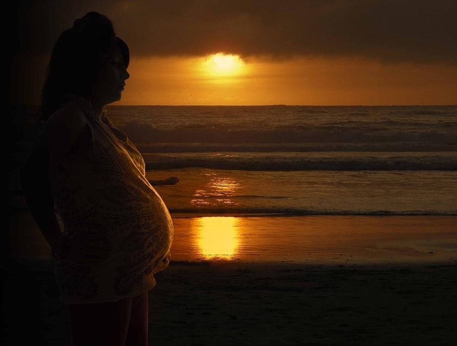 माँ बनने की खूबसूरत यात्रा का एक खास पल, जिसे इस Maternity Shoot में प्यार और खुशी के साथ कैद किया गया है। 👶💖