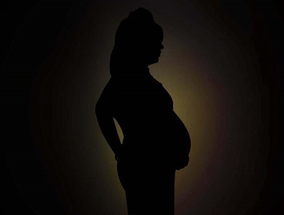 माँ बनने की खूबसूरत यात्रा का एक खास पल, जिसे इस Maternity Shoot में प्यार और खुशी के साथ कैद किया गया है। 👶💖