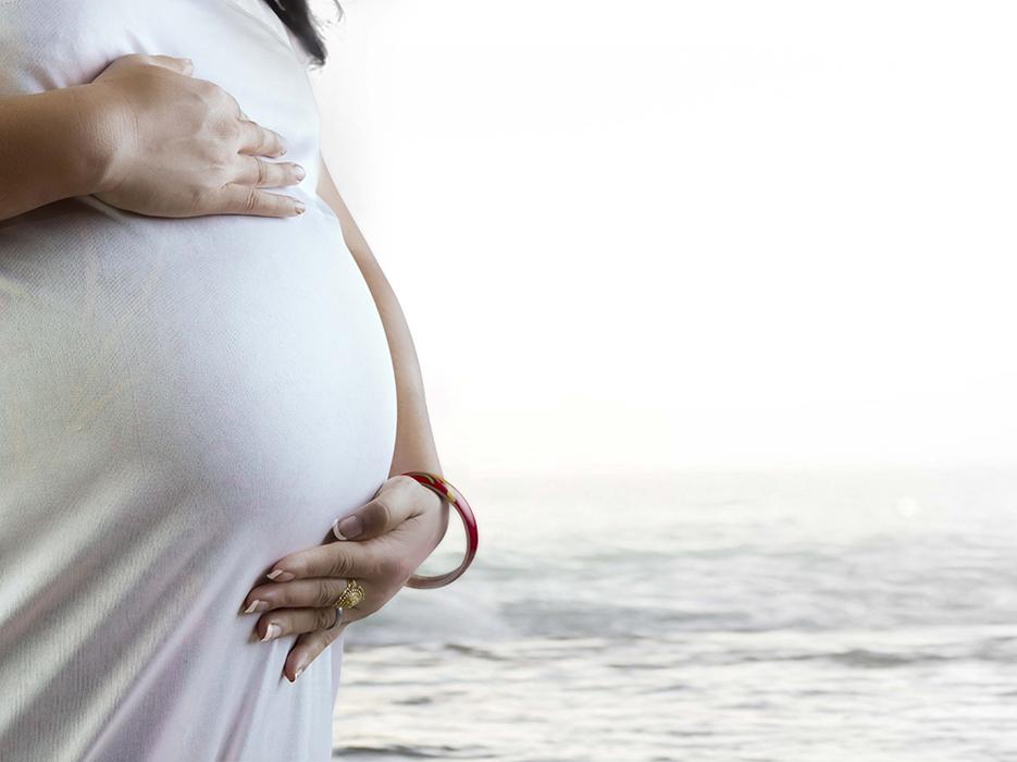 माँ बनने की खूबसूरत यात्रा का एक खास पल, जिसे इस Maternity Shoot में प्यार और खुशी के साथ कैद किया गया है। 👶💖