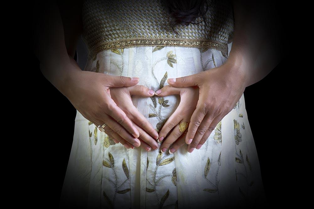 माँ बनने की खूबसूरत यात्रा का एक खास पल, जिसे इस Maternity Shoot में प्यार और खुशी के साथ कैद किया गया है। 👶💖