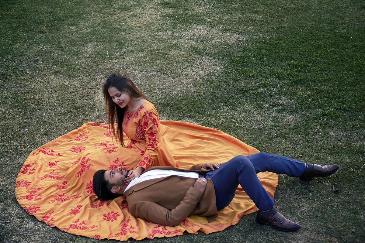 हर कपल की अपनी एक खास Love Story होती है। इन Pre-Wedding Shoots में हमने उन खूबसूरत पलों, मुस्कान और प्यार को कैमरे मे�