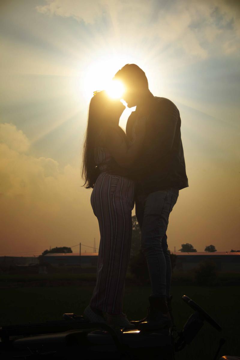 हर कपल की अपनी एक खास Love Story होती है। इन Pre-Wedding Shoots में हमने उन खूबसूरत पलों, मुस्कान और प्यार को कैमरे मे�