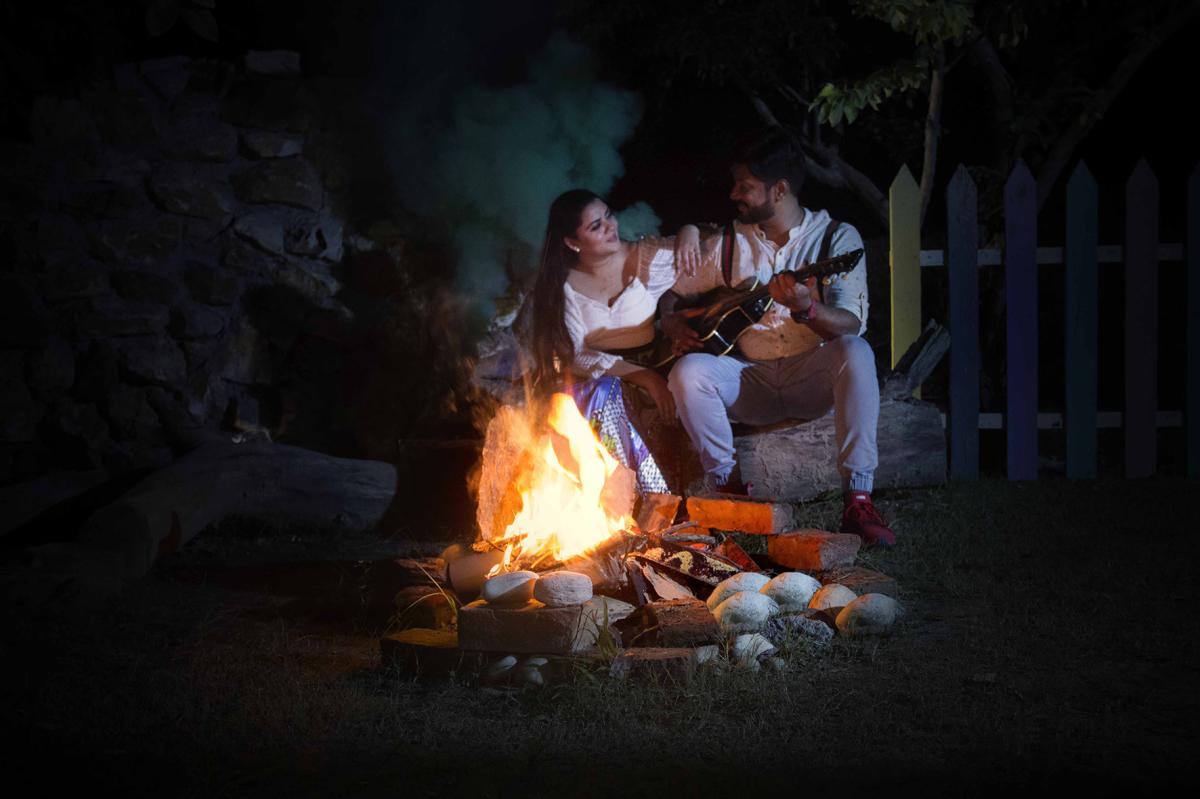 हर कपल की अपनी एक खास Love Story होती है। इन Pre-Wedding Shoots में हमने उन खूबसूरत पलों, मुस्कान और प्यार को कैमरे मे�