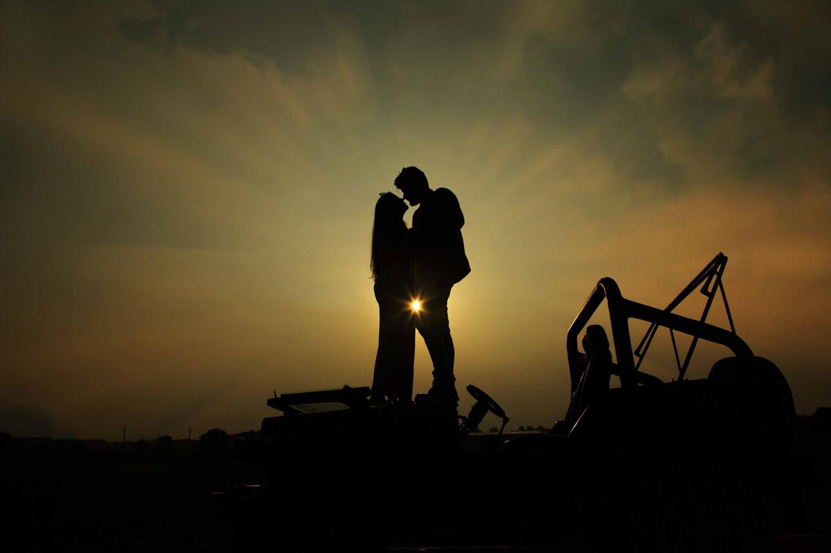 हर कपल की अपनी एक खास Love Story होती है। इन Pre-Wedding Shoots में हमने उन खूबसूरत पलों, मुस्कान और प्यार को कैमरे मे�