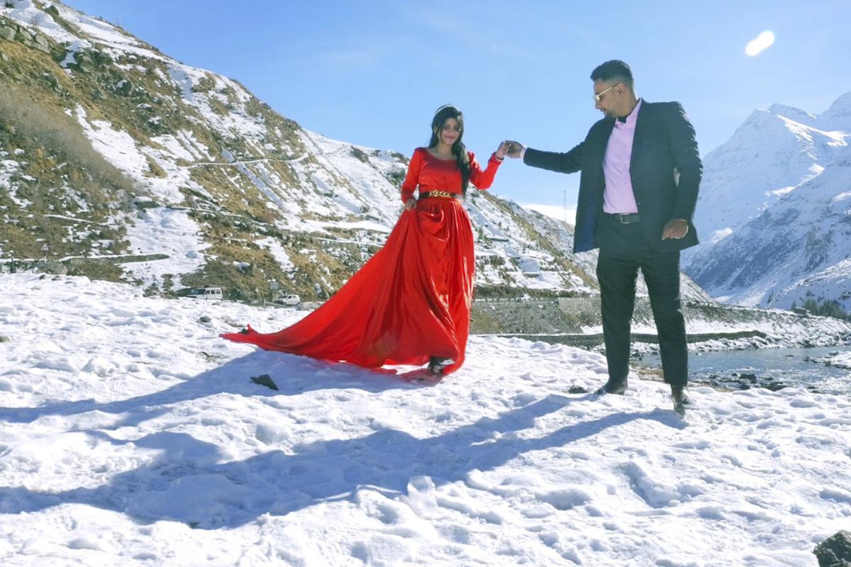 Manali की खूबसूरत वादियों में, अलग-अलग लोकेशन्स पर कैद की गई एक प्यारी Love Story — जहाँ हर फ्रेम में प्यार और 