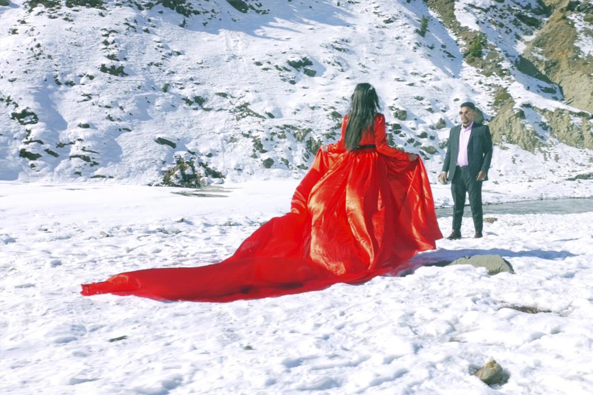 Manali की खूबसूरत वादियों में, अलग-अलग लोकेशन्स पर कैद की गई एक प्यारी Love Story — जहाँ हर फ्रेम में प्यार और 