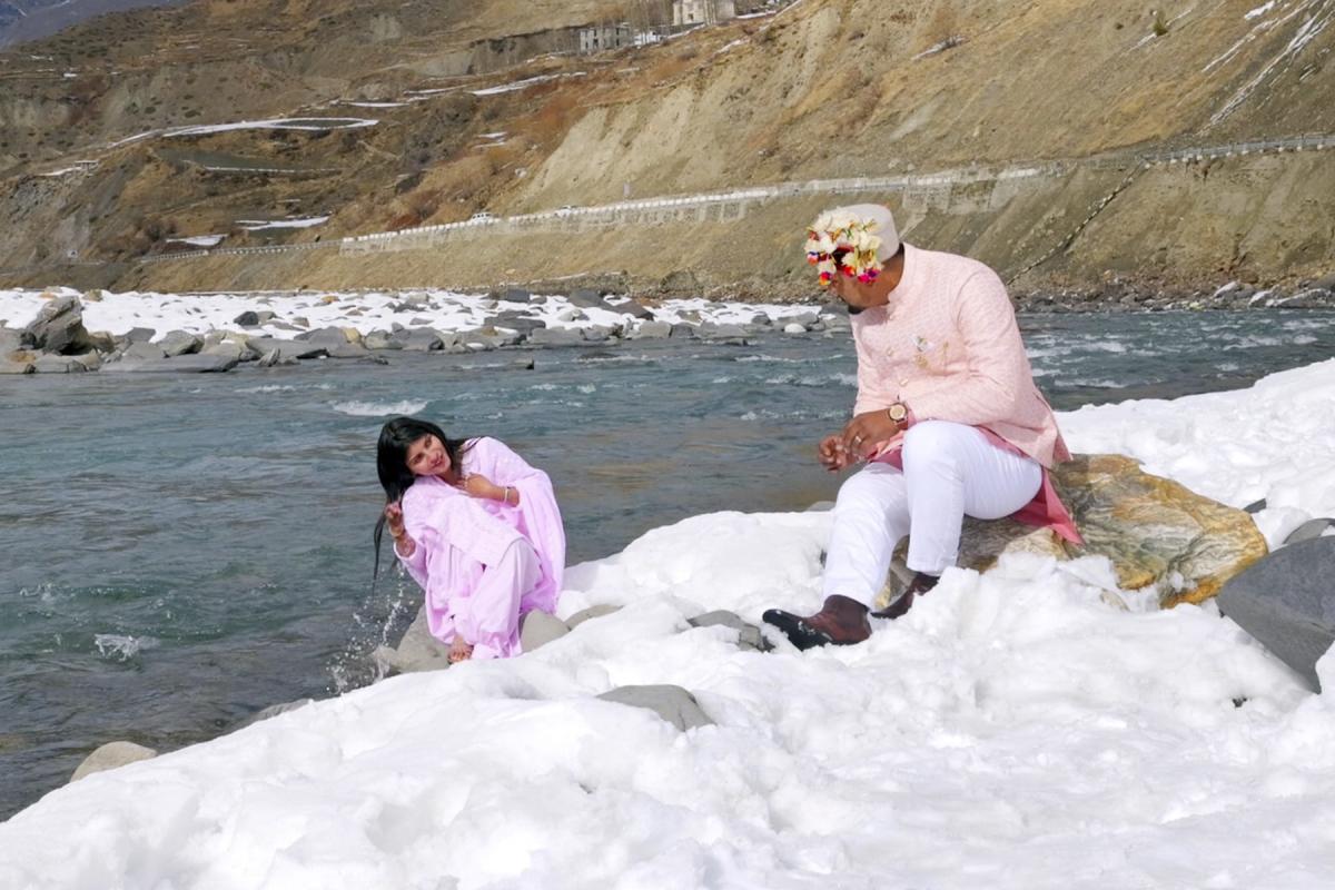 Manali की खूबसूरत वादियों में, अलग-अलग लोकेशन्स पर कैद की गई एक प्यारी Love Story — जहाँ हर फ्रेम में प्यार और 
